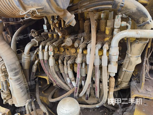 回转马达和主控阀（整机外观）