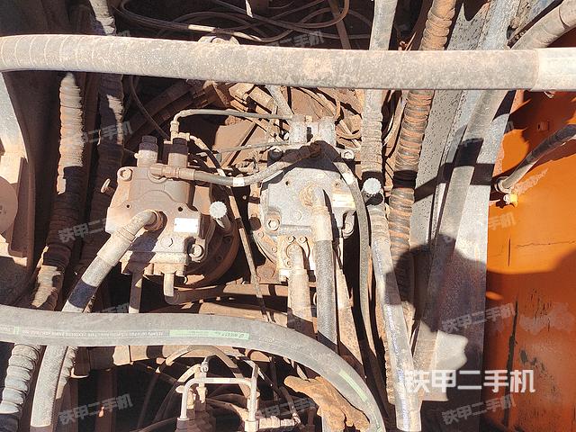 回转马达和主控阀（整机外观）