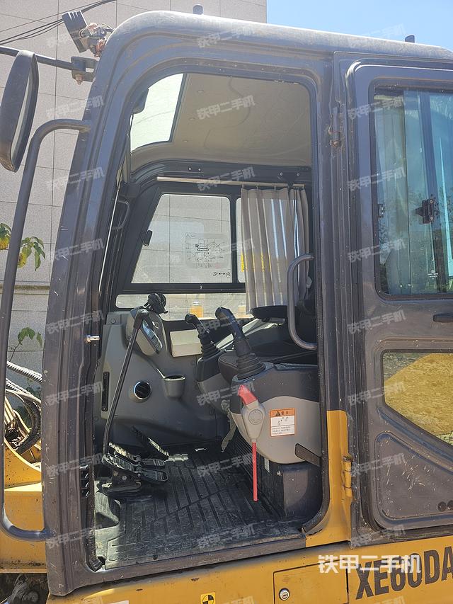 驾驶室整体（整机外观）