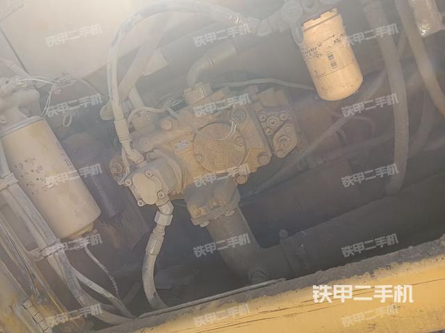 液压泵舱室正面整体（整机外观）