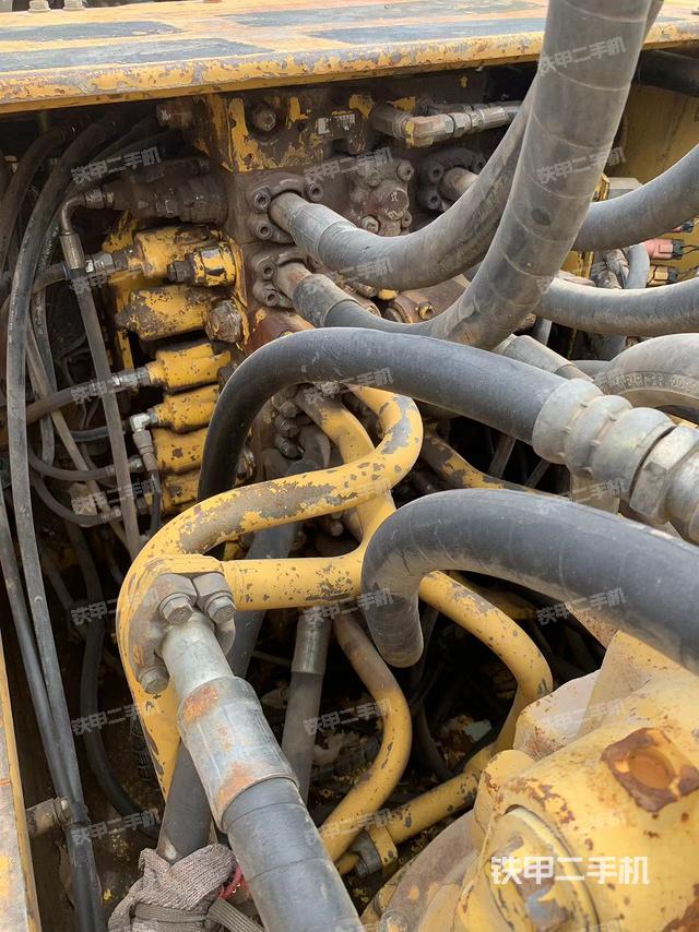 回转马达和主控阀（整机外观）