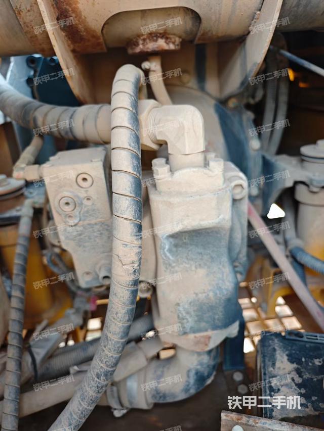 液压泵舱室正面整体（整机外观）