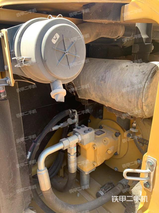 液压泵舱室正面整体（整机外观）