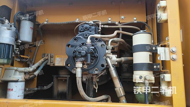 液压泵舱室正面整体（整机外观）