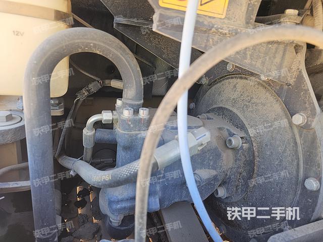 液压泵舱室正面整体（整机外观）