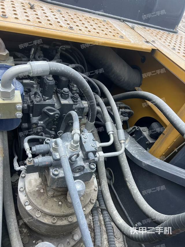 回转马达和主控阀（整机外观）