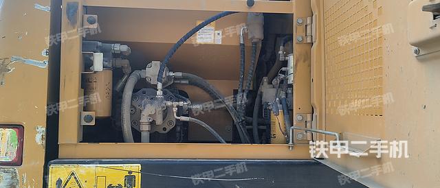 液压泵舱室正面整体（整机外观）