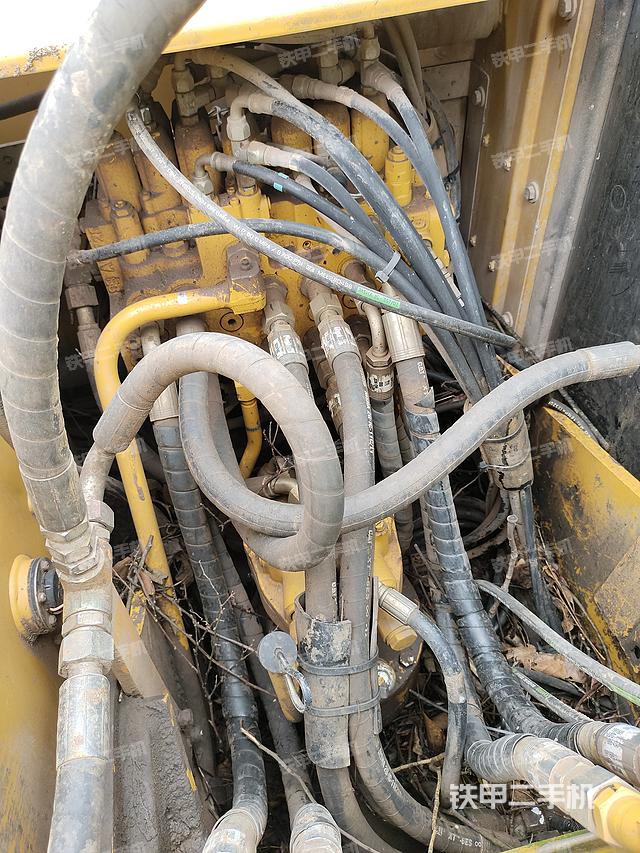 回转马达和主控阀（整机外观）