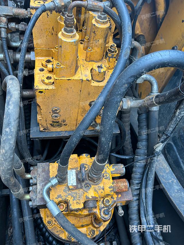 回转马达和主控阀（整机外观）