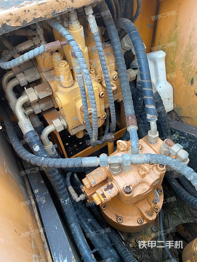 回转马达和主控阀（整机外观）