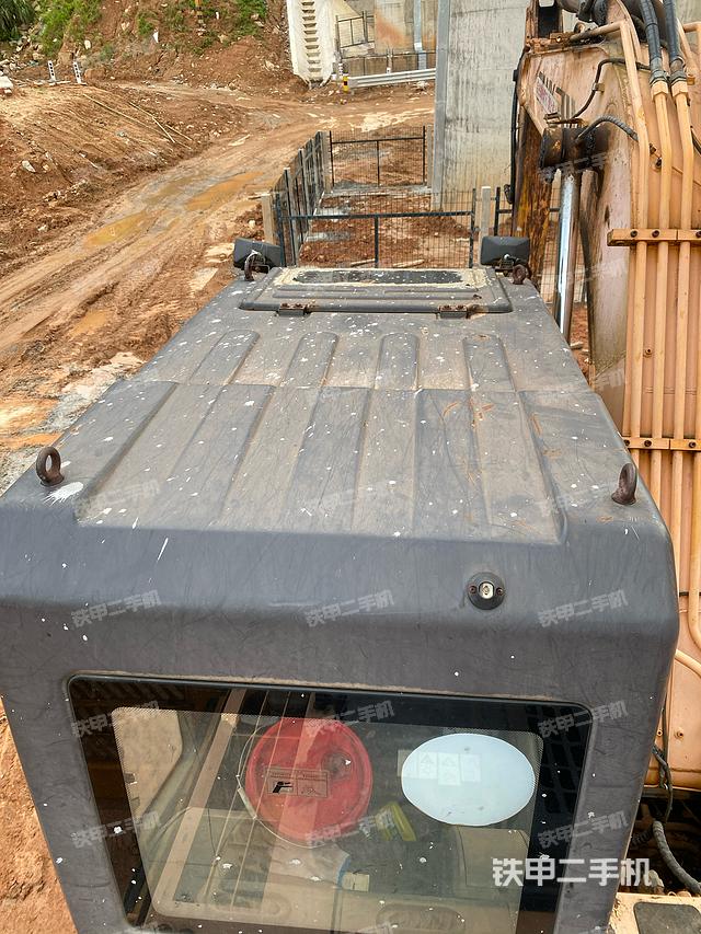 驾驶室顶部（整机外观）