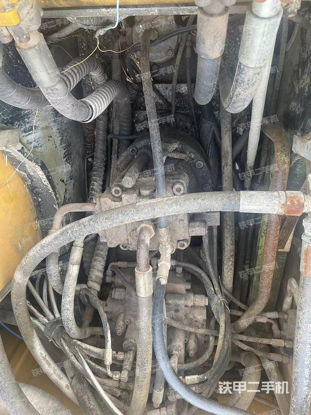 回转马达和主控阀（整机外观）