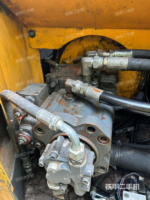 液压泵舱室正面整体（整机外观）