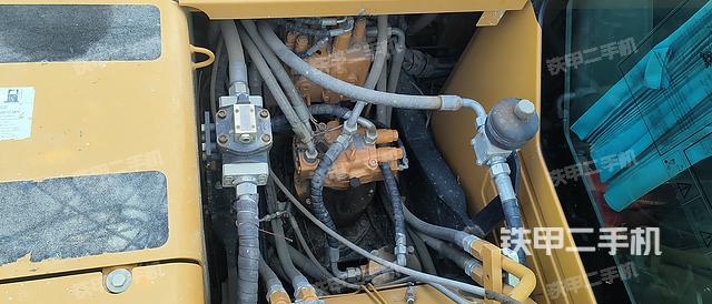 回转马达和主控阀（整机外观）