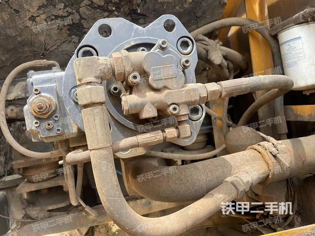 液压泵舱室正面整体（整机外观）