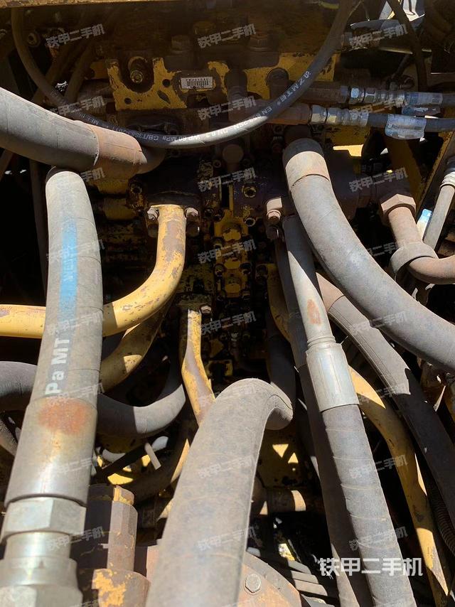 回转马达和主控阀（整机外观）