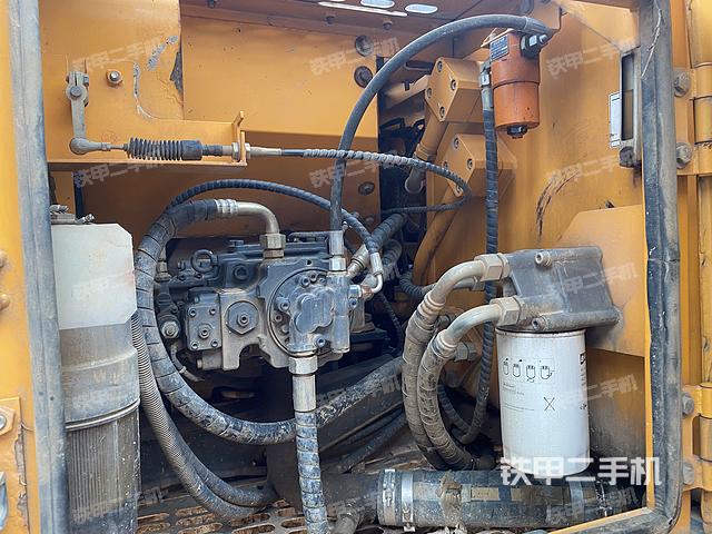 液压泵舱室正面整体（整机外观）