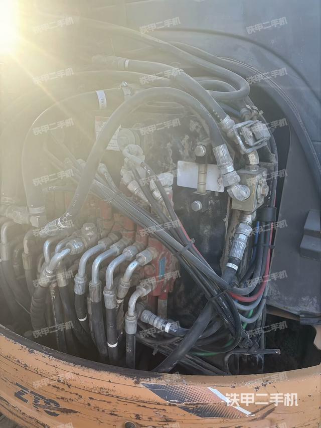 回转马达和主控阀（整机外观）