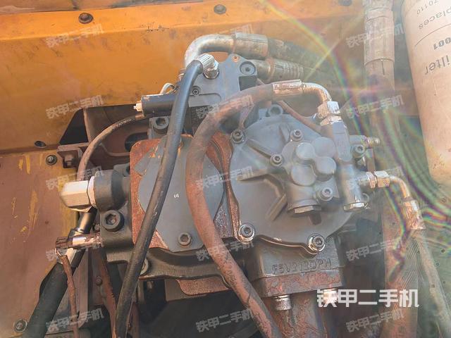 液压泵舱室正面整体（整机外观）