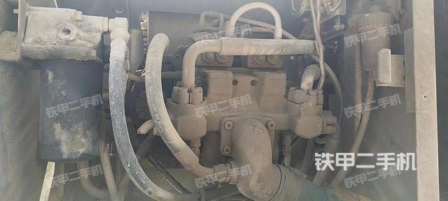 液压泵舱室正面整体（整机外观）