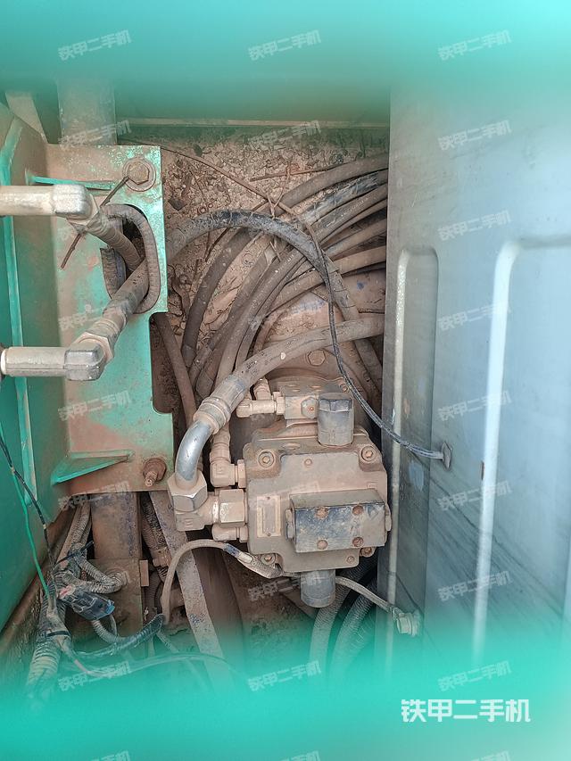 回转马达和主控阀（整机外观）