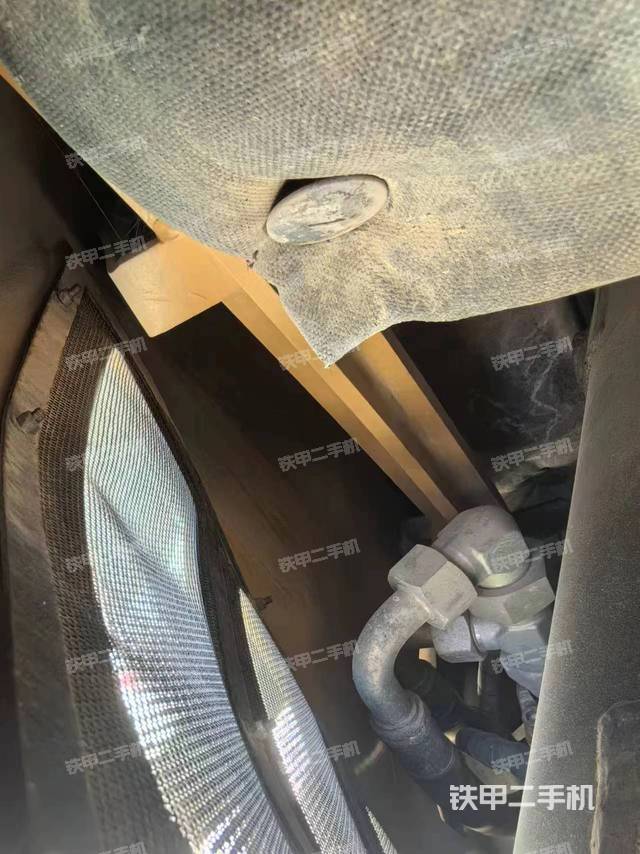 液压泵舱室正面整体（整机外观）