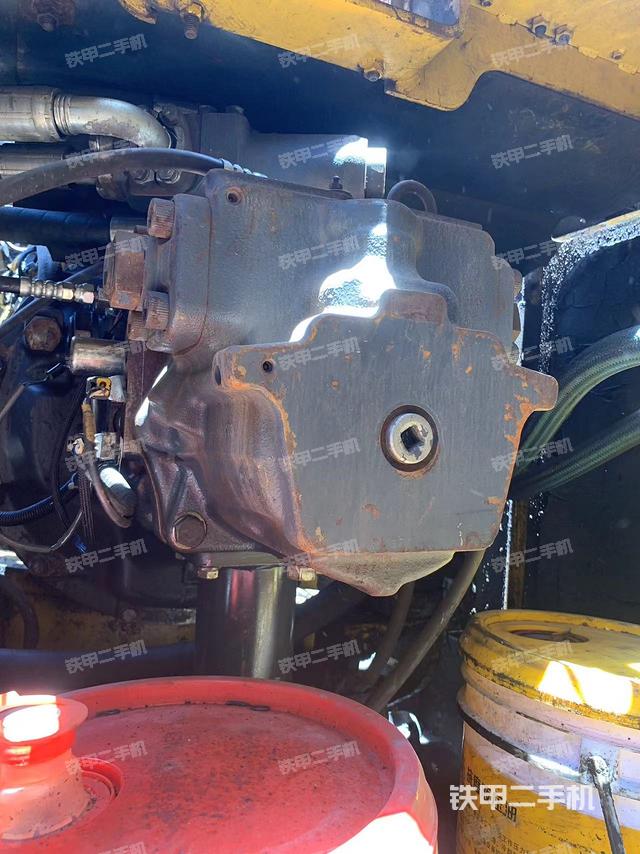 液压泵舱室正面整体（整机外观）