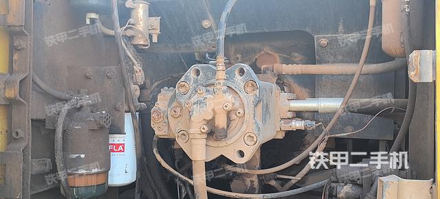 液压泵舱室正面整体（整机外观）