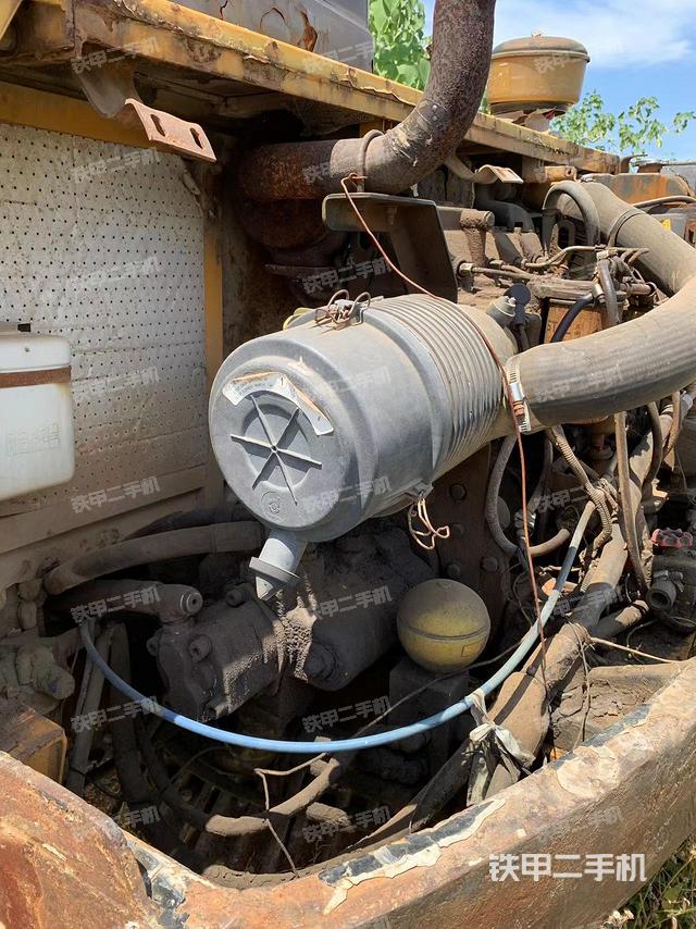 液压泵舱室正面整体（整机外观）