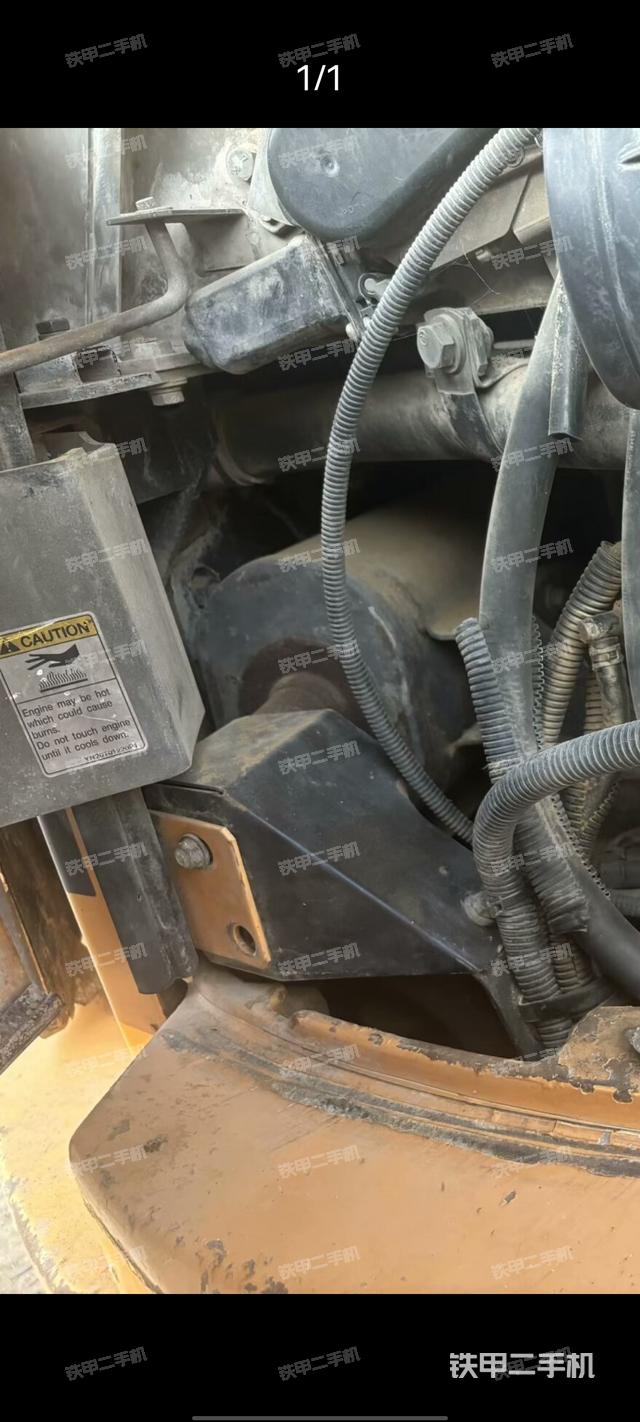 液压泵舱室正面整体（整机外观）