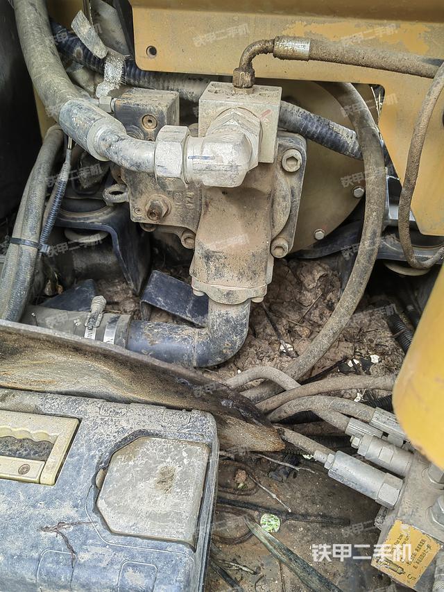 液压泵舱室正面整体（整机外观）