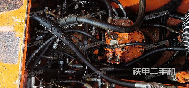 回转马达和主控阀（整机外观）