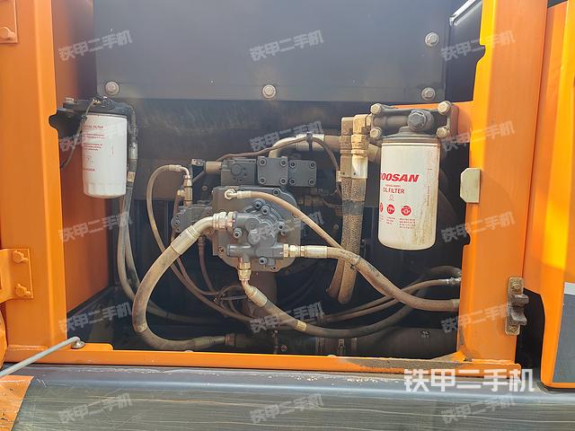 液压泵舱室正面整体（整机外观）