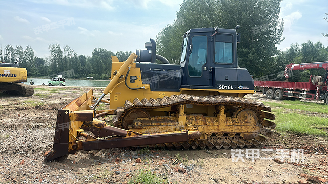 整机左侧（设备外观及核心部件）