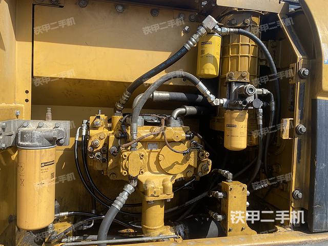 液压泵舱室正面整体（整机外观）