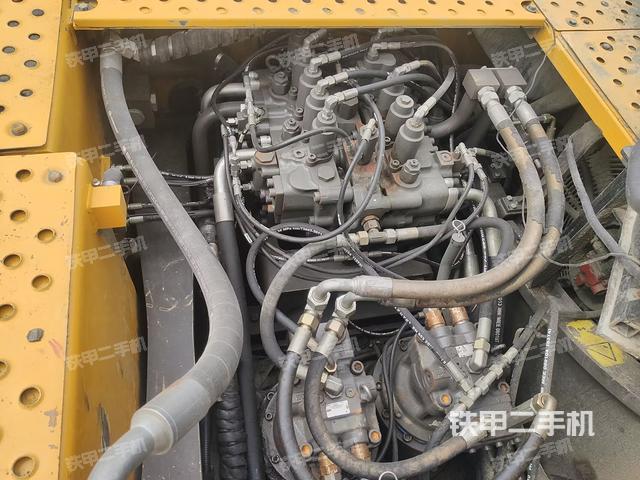 回转马达和主控阀（整机外观）