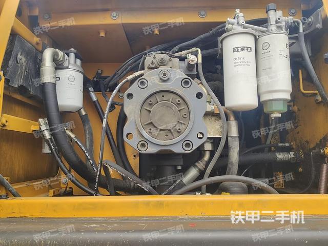 液压泵舱室正面整体（整机外观）