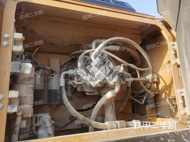 液压泵舱室正面整体（整机外观）