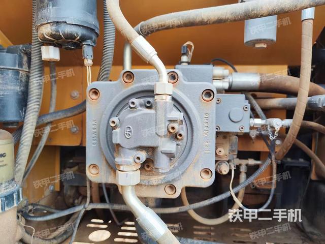 液压泵舱室正面整体（整机外观）