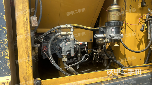 液压泵舱室正面整体（整机外观）