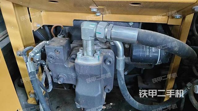 液压泵舱室正面整体（整机外观）