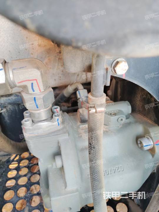 液压泵舱室正面整体（整机外观）