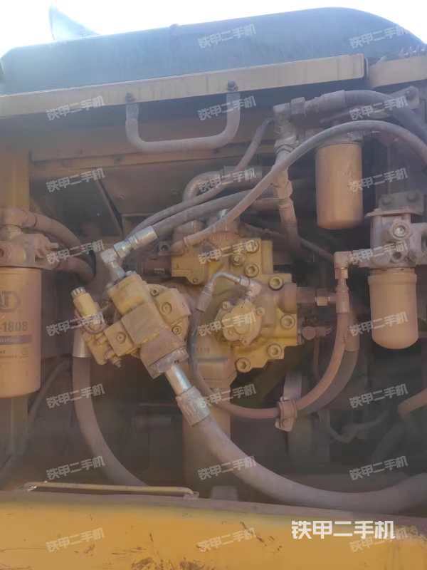 液压泵舱室正面整体（整机外观）