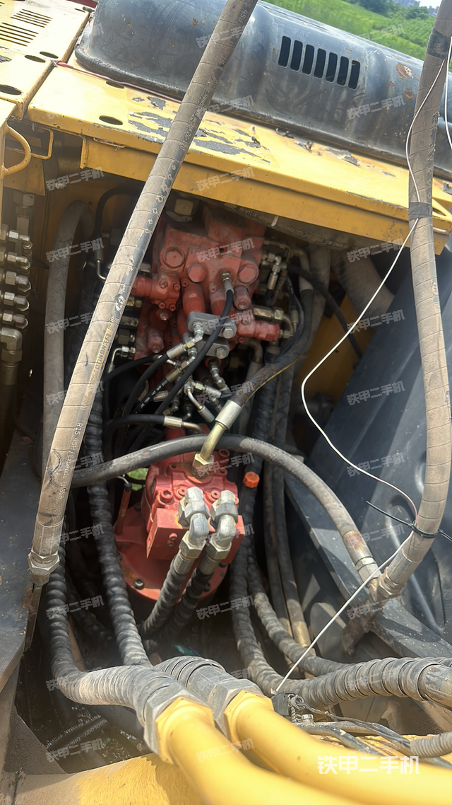 回转马达和主控阀（整机外观）