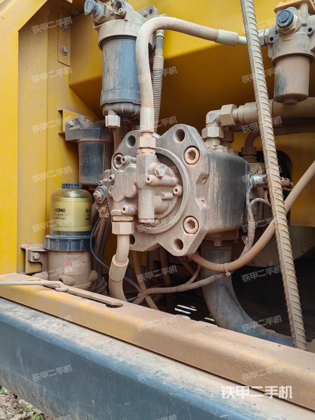 液压泵舱室正面整体（整机外观）