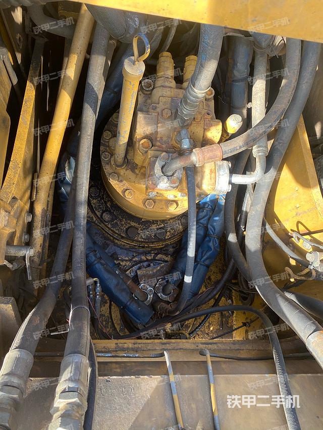 回转马达和主控阀（整机外观）