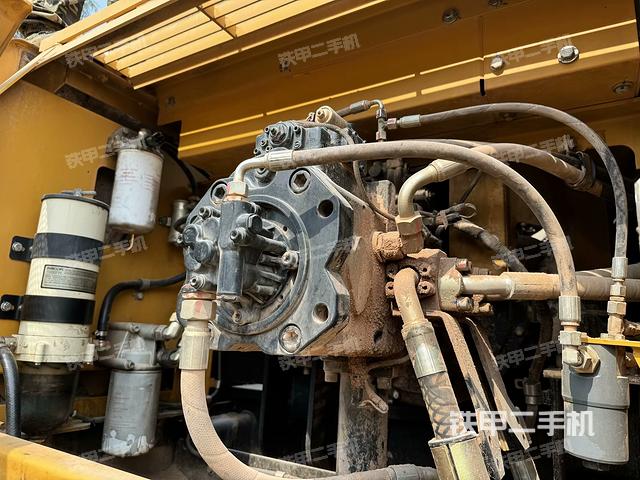 液压泵舱室正面整体（整机外观）