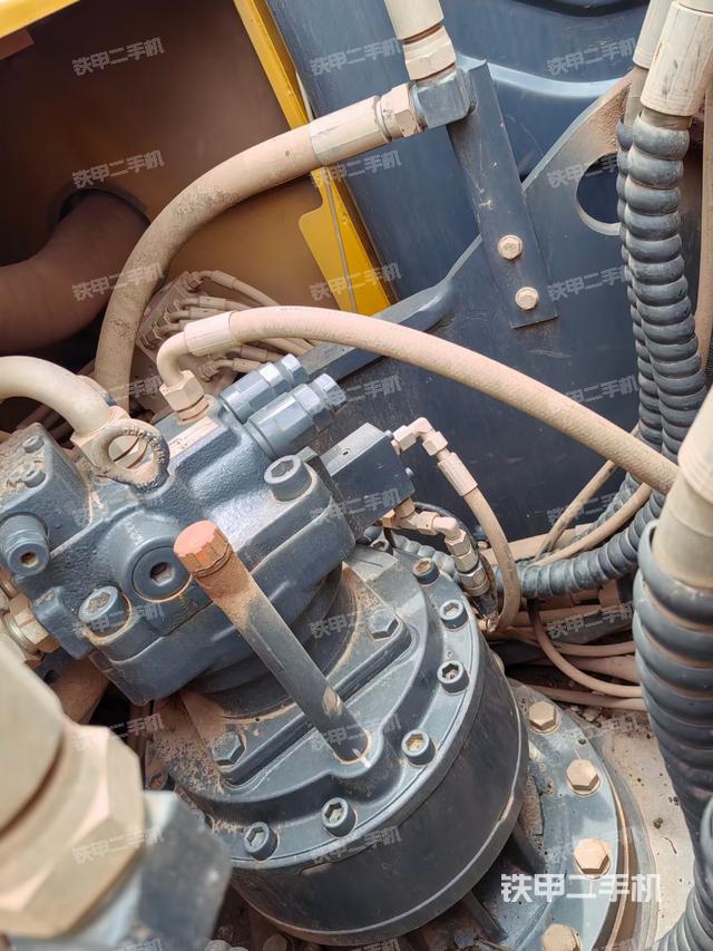 回转马达和主控阀（整机外观）