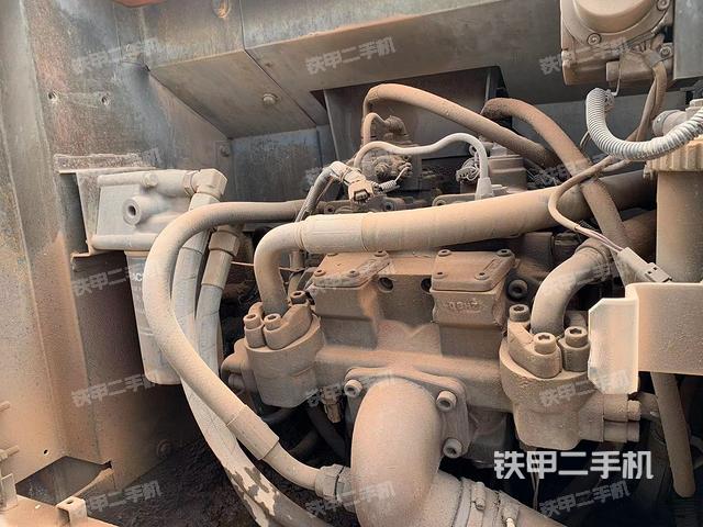 液压泵舱室正面整体（整机外观）