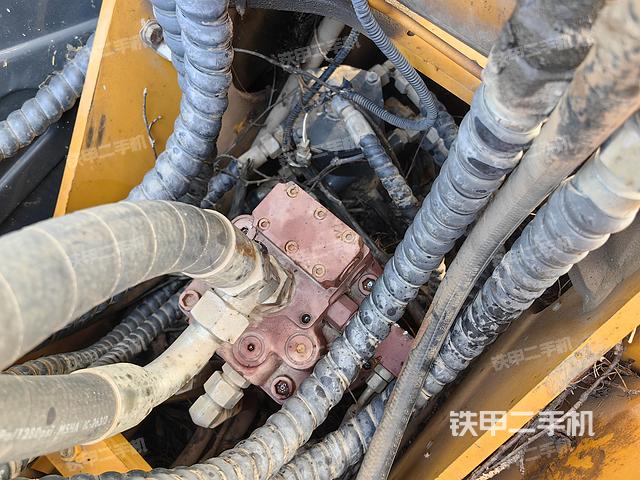 回转马达和主控阀（整机外观）